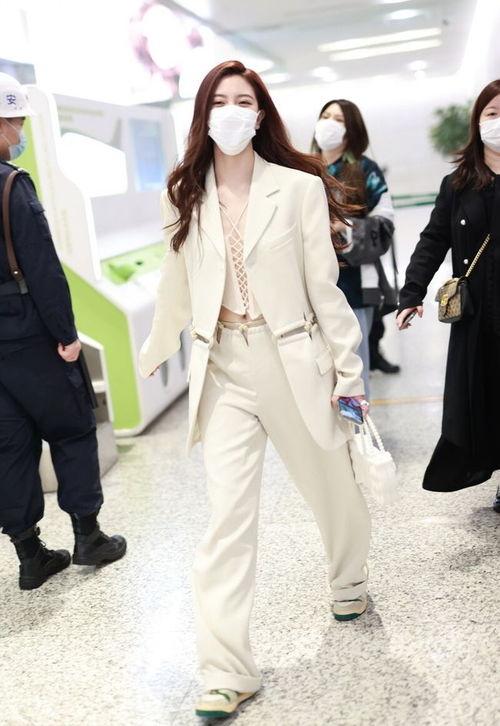 女明星白色西装图片,女明星白色西装风采独领风骚
